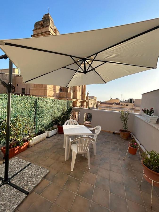 Hotel La Casa In Piazza Terrasini Esterno foto